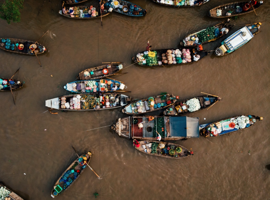Vietnam's floating market under lenses of Western tourist 0245 capture